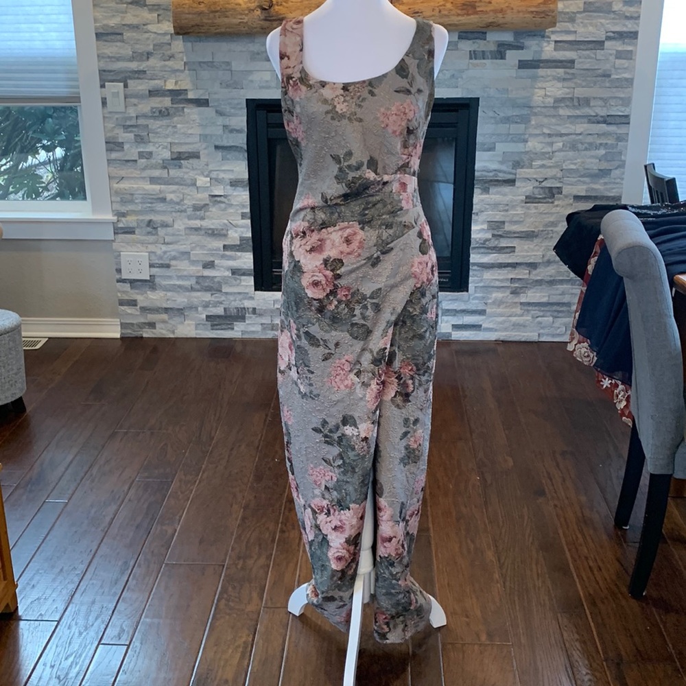 ADRIENNA PAPELL gray/blush dress size 4. Front slit.